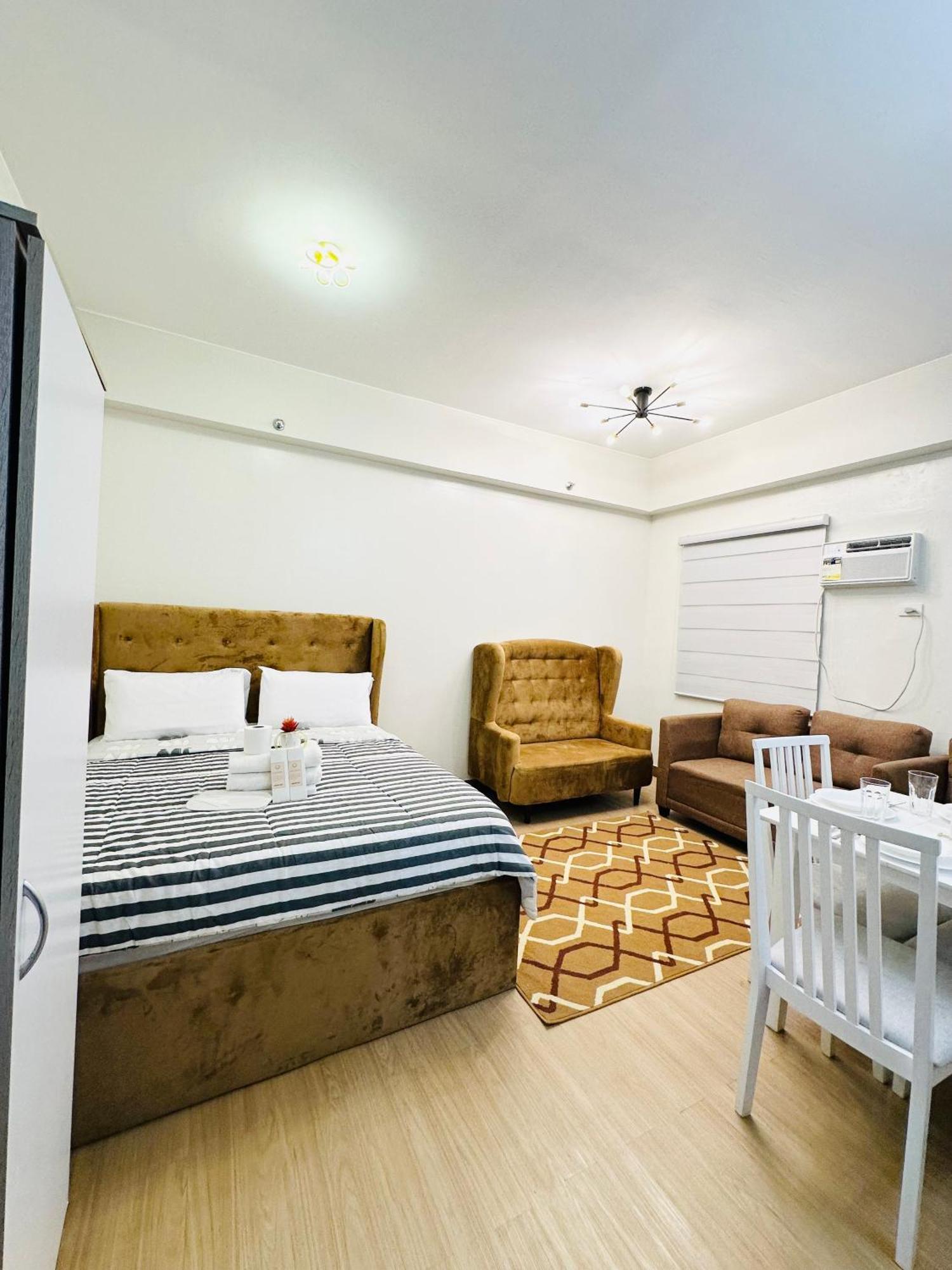 Starlight Suites Trece Martires Exteriör bild