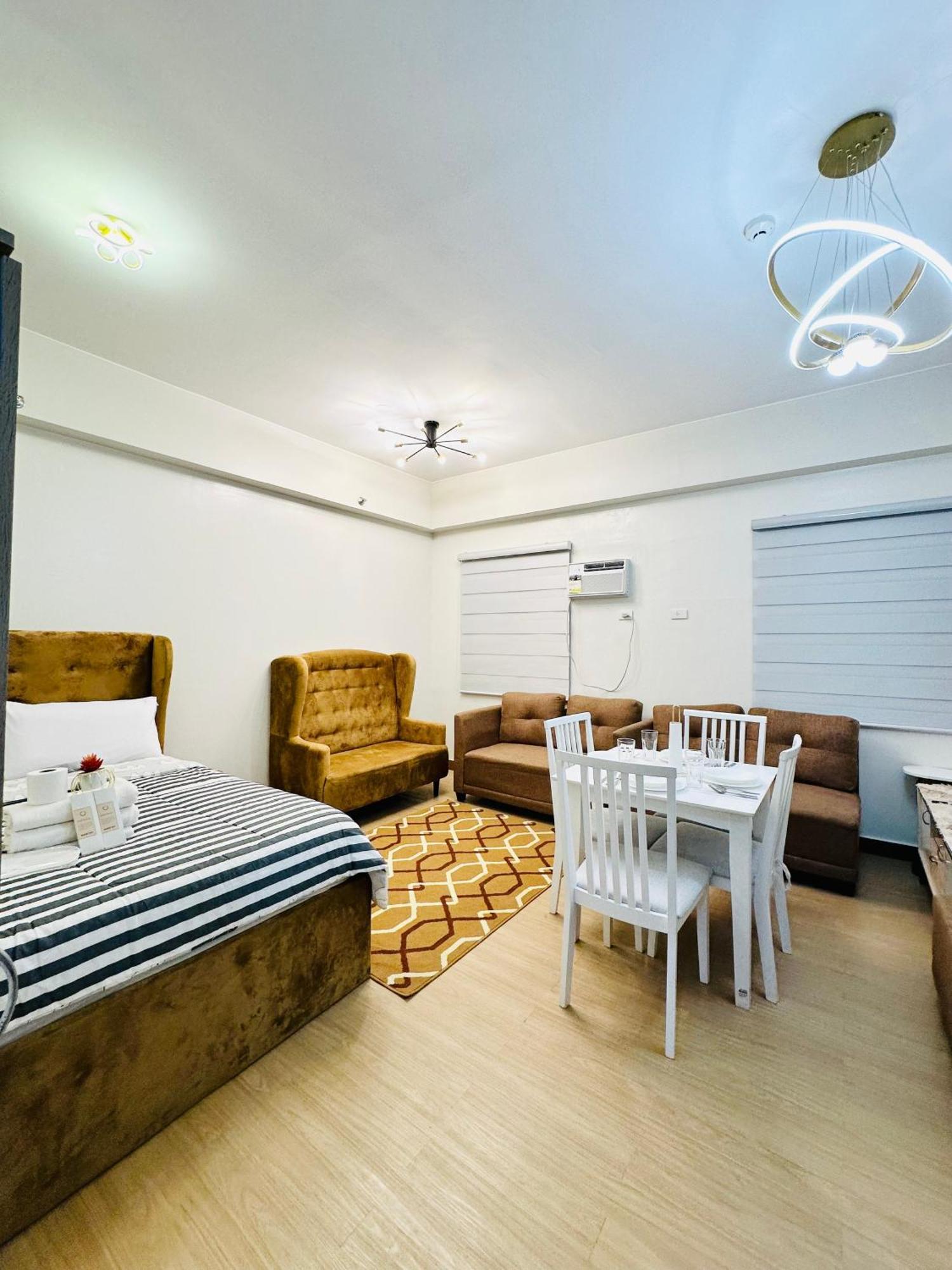 Starlight Suites Trece Martires Exteriör bild